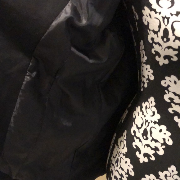 Esley Classic Point collar, synched sleeves, rounded equestrian tail hem - Picture 4 of 9